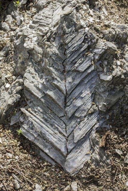 Roccia stratificata a lastre sottili