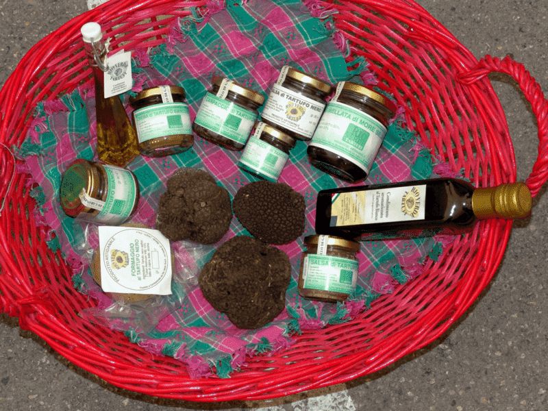 Tartufi in un cesto insieme all'olio aromatizzato