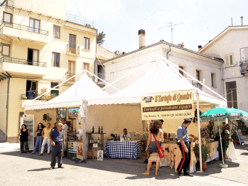 Un banco della fiera del tartufo