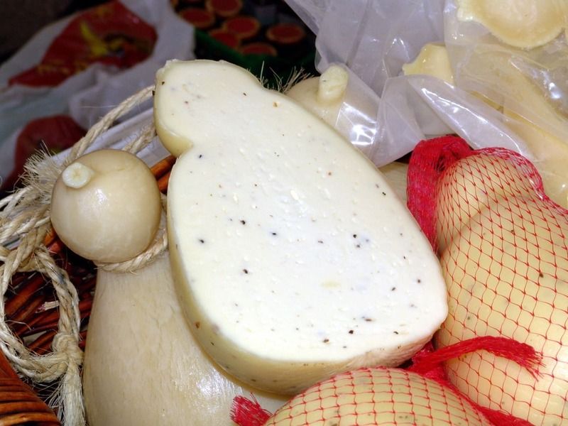 Formaggio al tartufo e altri prodotti locali