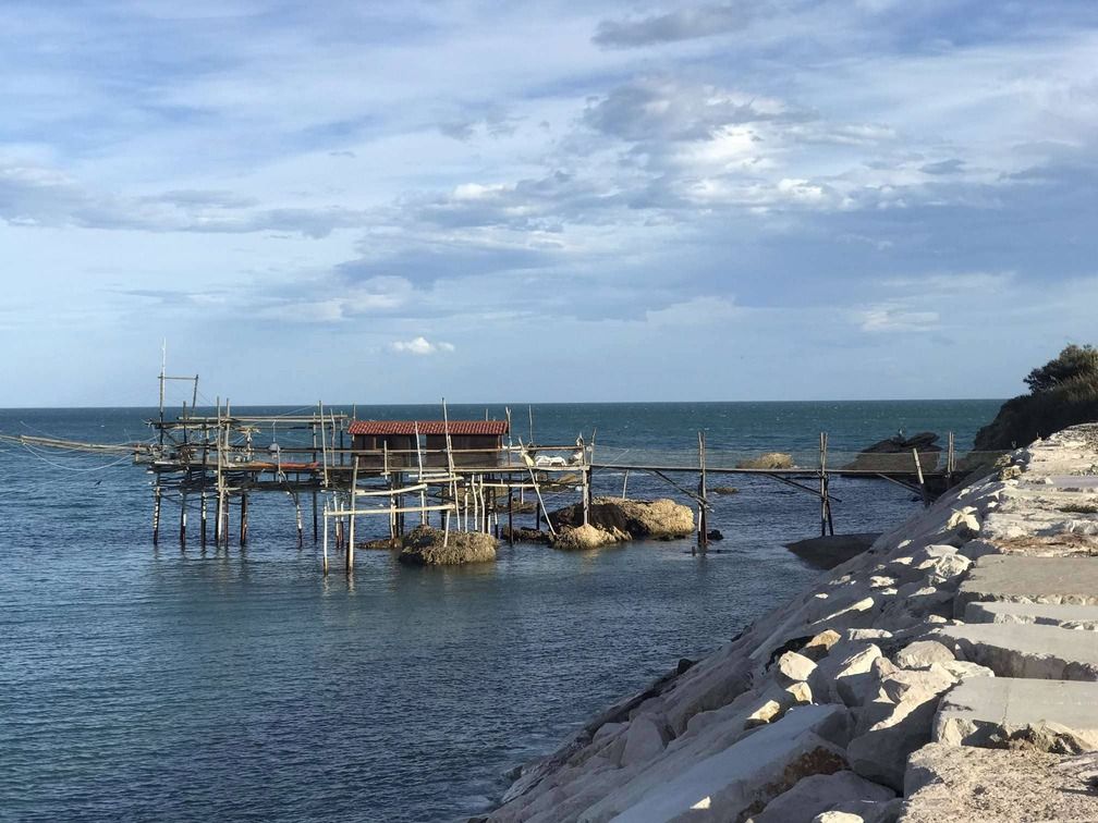 Trabocchi lungo la costa, con la spiaggia di ciottoli in primo piano