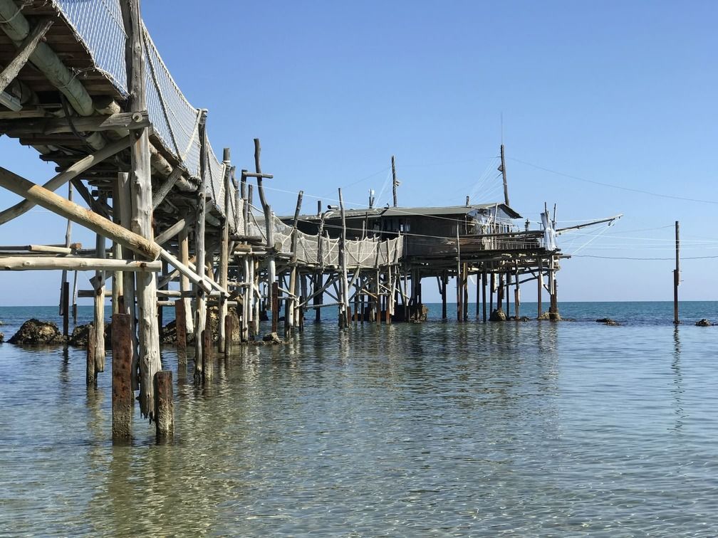 Un trabocco visto da sotto, con le sue lunghe passerelle di legno