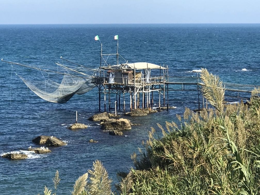 La rete di un trabocco calata sull'acqua