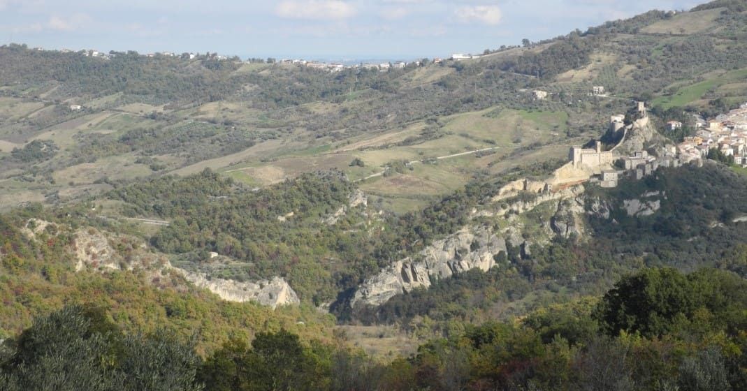 La valle del torrente Rio Secco fra i rilievi boscosi